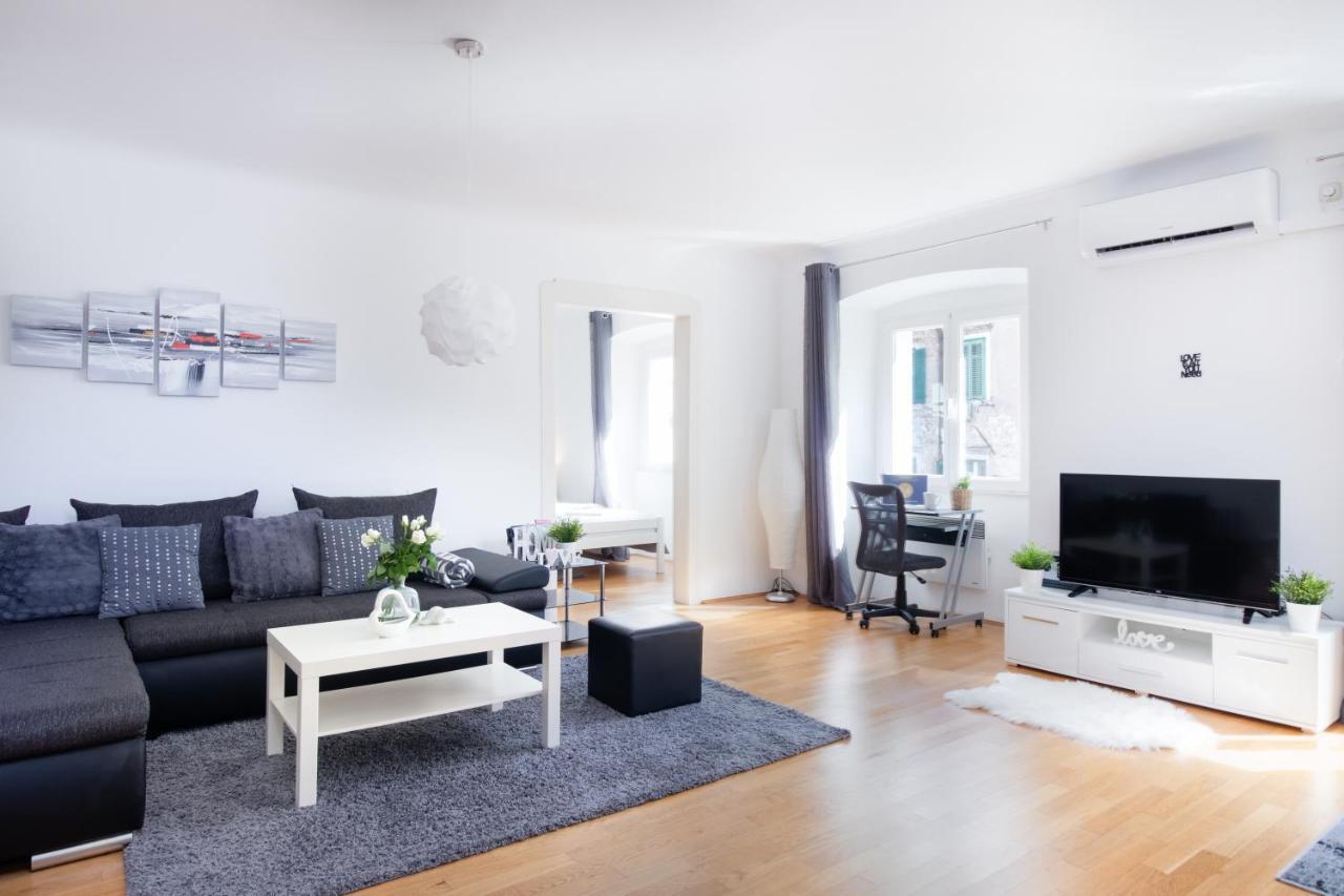 Apartment Santa Barbara Rijeka Extérieur photo